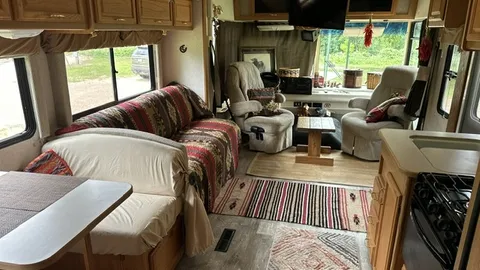 Motor home — image 8 of 8