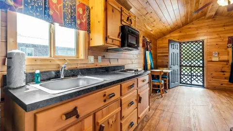 Luxury Cabin — image 2 of 12
