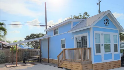 Keys Cottage with Sleeping Loft Sleeps 7 — image 1 of 5