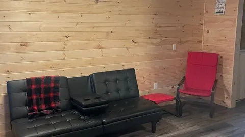 One Bedroom Cabin — image 2 of 8
