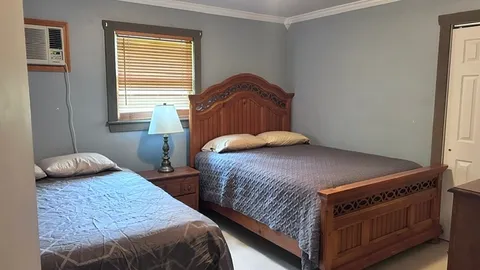 Lodge  Room 10 — image 7 of 7