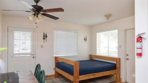Cabin — image 2 of 4