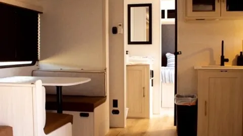 35' Surveyor - Sleeps 8-10 — image 2 of 7