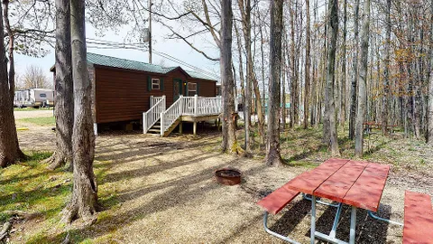 Deluxe Cabin - 2 bedroom — image 1 of 8
