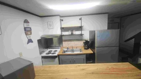 3 BR 8 Person River Front Cabin — image 2 of 8