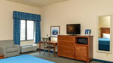 1 King Bed ADA — image 2 of 6