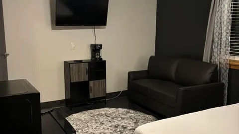The Lodge Motel Rooms — image 2 of 5