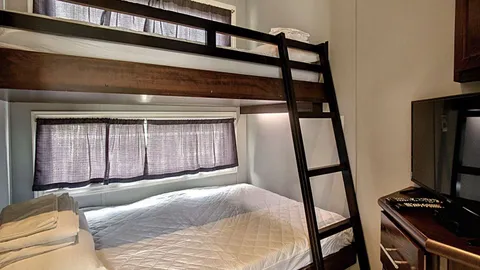 Luxury Lakefront Diamond Cottage 2 Bedroom w/ Rooftop Patio — image 15 of 15