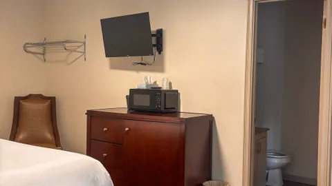 King Bed Room — image 2 of 4