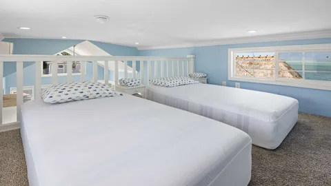 Waterfront Keys Cottage with Sleeping Loft Sleeps 6 — image 2 of 11