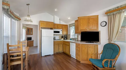 1 Bedroom Cottage — image 2 of 5