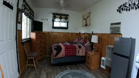 Deluxe Red Cabin — image 4 of 4