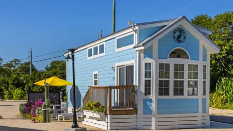 Keys Cottage with Sleeping Loft Sleeps 7 — image 1 of 9