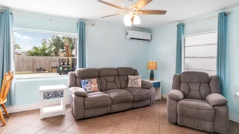 Large 2 Bedroom Cottage - 1 King / 1 Queen — image 1 of 5