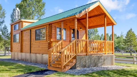 LUXURY CABIN — image 1 of 7