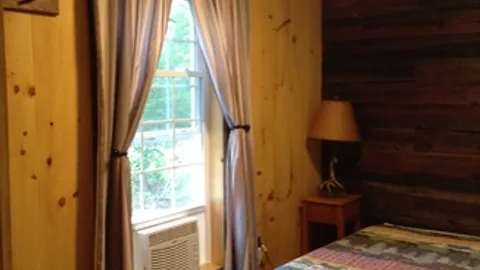 Bear Den Cabin — image 2 of 6