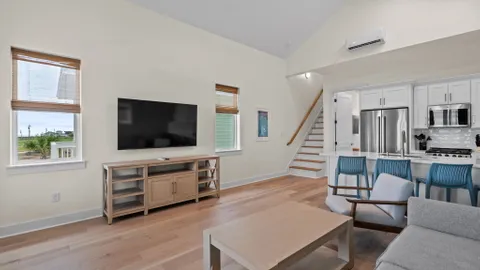 Surf Bungalow 2BR/2BA - Pet Friendly — image 2 of 22