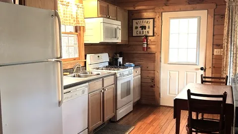 Modern Log Cabin (7Ridges) — image 12 of 12