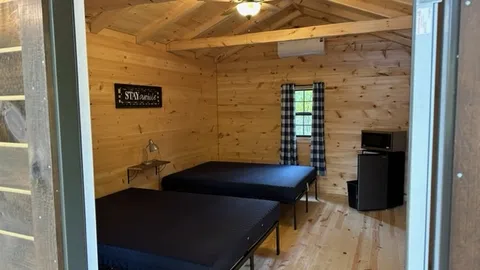 DAKOTA STYLE LOG CABIN in the Woods (W/2 QUEENS) — image 4 of 4