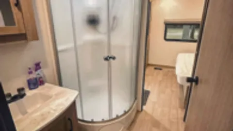 Grand River Deluxe RV — image 2 of 6