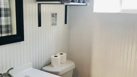 White Cabin — image 7 of 7