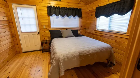Cabin 5 - Jacked Up Jeepin' — image 6 of 6