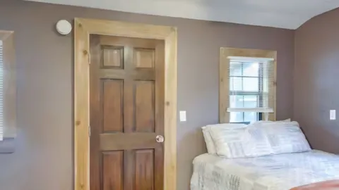 Cabin — image 2 of 4