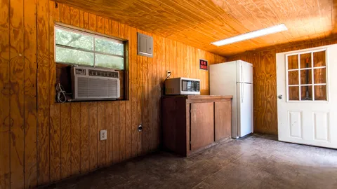 Cabin 3 - Large — image 2 of 9