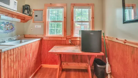 Redbud Cabin — image 2 of 5
