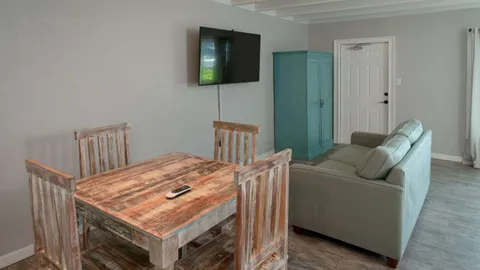 Two Queen Family Suite with Kitchenette Sleeps 6 — image 7 of 7