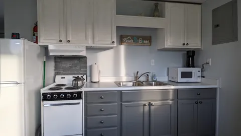 Seal Cottage — image 2 of 5