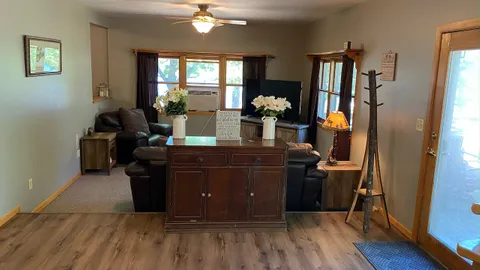 3 Bedroom/1Bath Lakeview Cottage — image 2 of 5