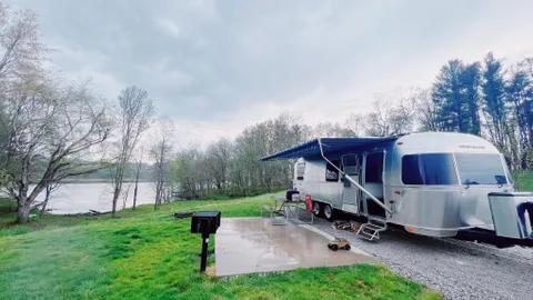 Wheezie's Lane / Lake Side / Back-in / Full Hook Up / 30+50 amp — image 2 of 4