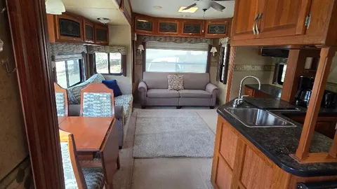 5th wheel camper with 4 slide outs — image 2 of 11