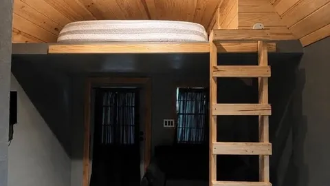Cabin 7 — image 2 of 7