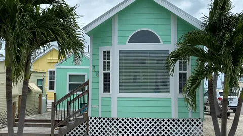 Keys Cottage with Sleeping Loft Sleeps 8 — image 1 of 4