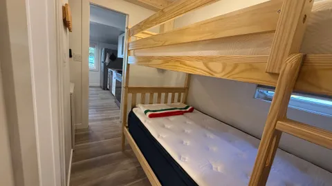 Lake View Luxury Cabin E | Sleeps4- 6 | Beach & Marina Access — image 2 of 6