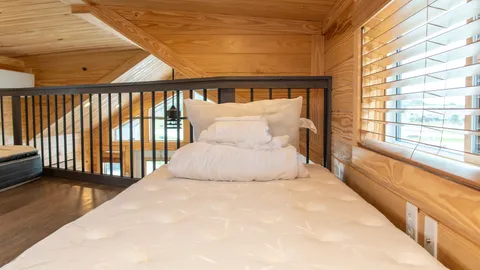 Magnolia Cabin — image 2 of 10