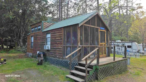 Steelhead Deluxe Cabin — image 1 of 15
