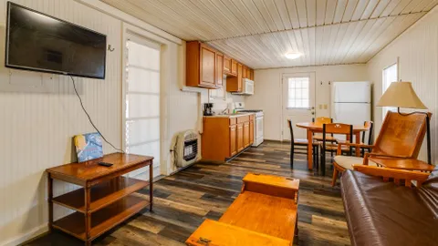 Mtn View Cabin w/Screened in Porch — image 6 of 6