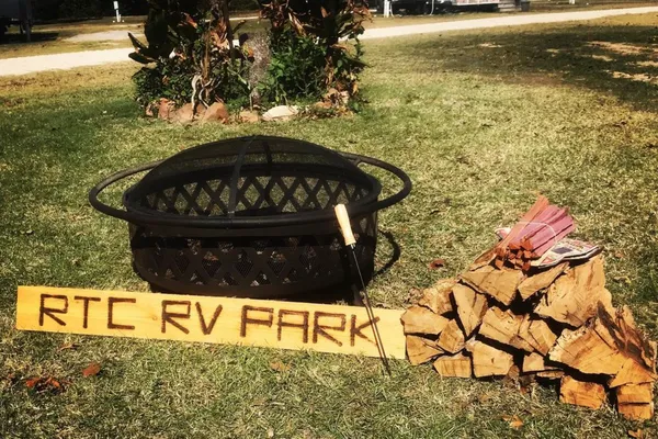 Round Top-Carmine RV Park – photo 1