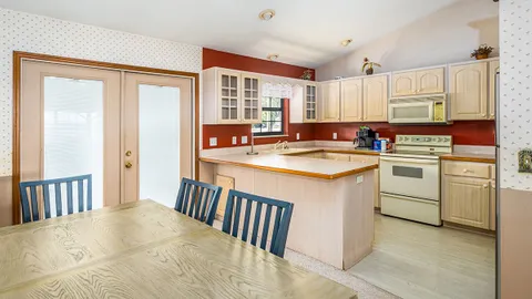 House Lakefront — image 2 of 11