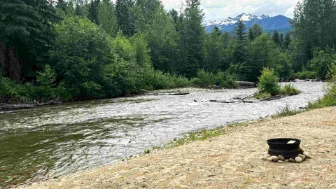 Creekside Premium Dry Site – River Access — image 2 of 3