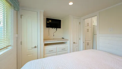 Carolina Cottage 1 Bedroom w/ Rooftop Terrace — image 12 of 12