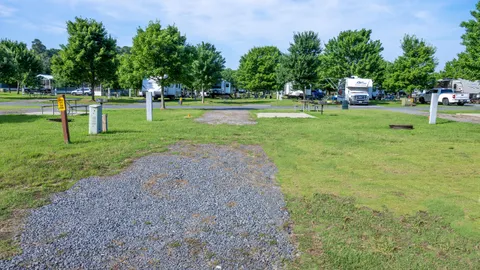 Deluxe Pull-Thru FHU RV Site — image 2 of 5