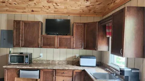 Deluxe cabin - Queen/Single - sleeps 4 — image 2 of 4
