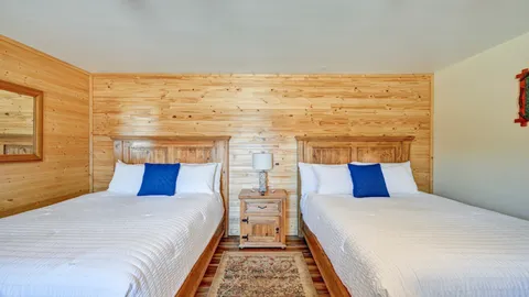 Room with 2 Queen Beds — image 4 of 4