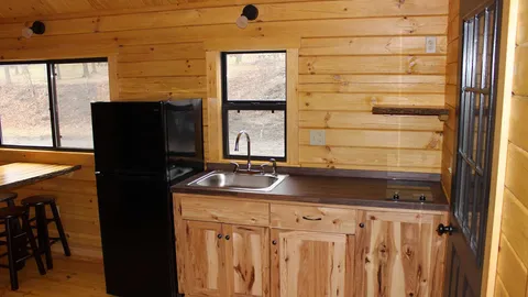 Small Lakeview Cabin — image 2 of 7