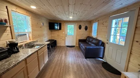 Abby's Cabin — image 7 of 7
