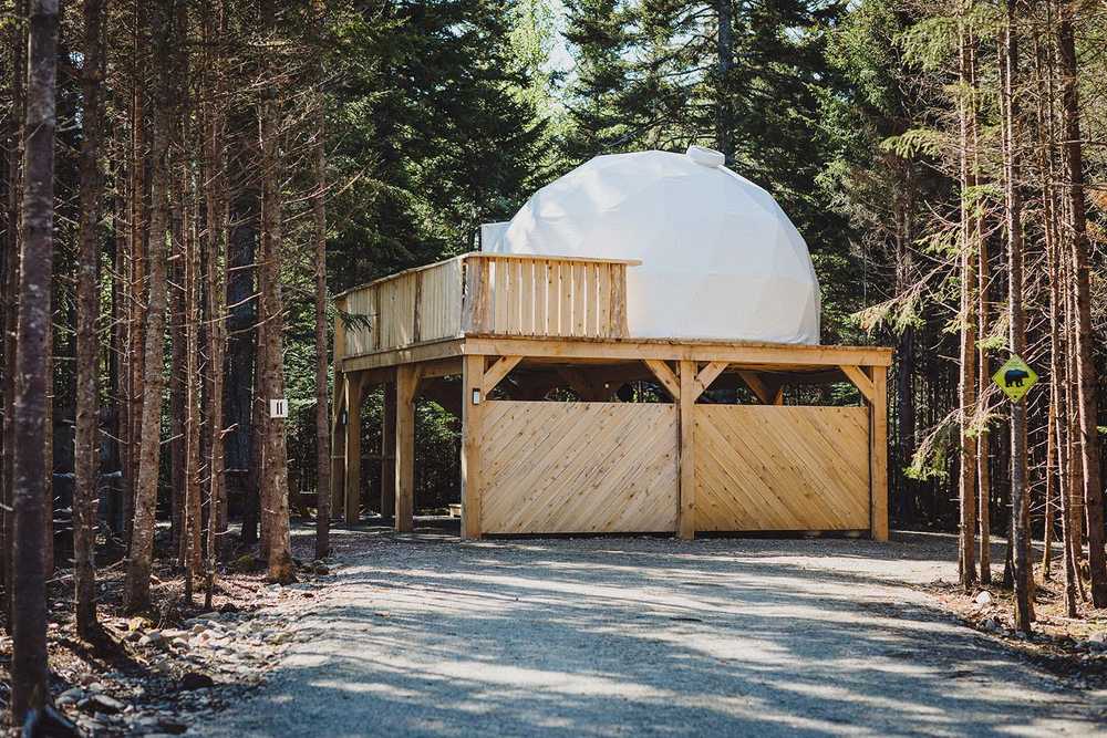 Raised Dome w/ Wooden Bearrel Hot Tub